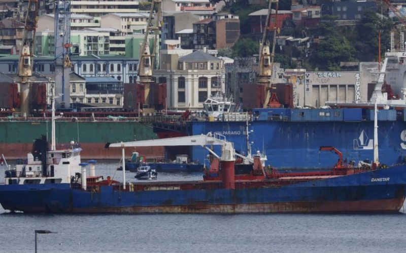 Buque chileno "Danstar" alista operaciones en Punta Arenas para inaugurar la polémica ruta marítima con las islas Malvinas