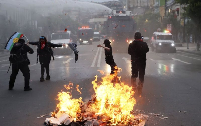 Séptimo aniversario del 18-O deja 110 detenidos y 14 carabineros lesionados en una jornada de mayor violencia