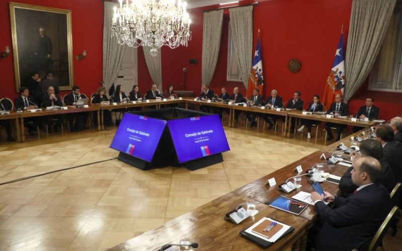 Data Influye: 61% considera necesario que el Presidente Kast realice un cambio de gabinete antes de fin de año