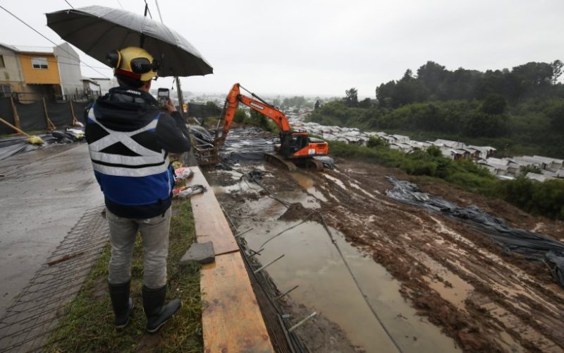Socavón en Arauco mantiene a 150 familias en riesgo y gobernador del Biobío llama a evacuar