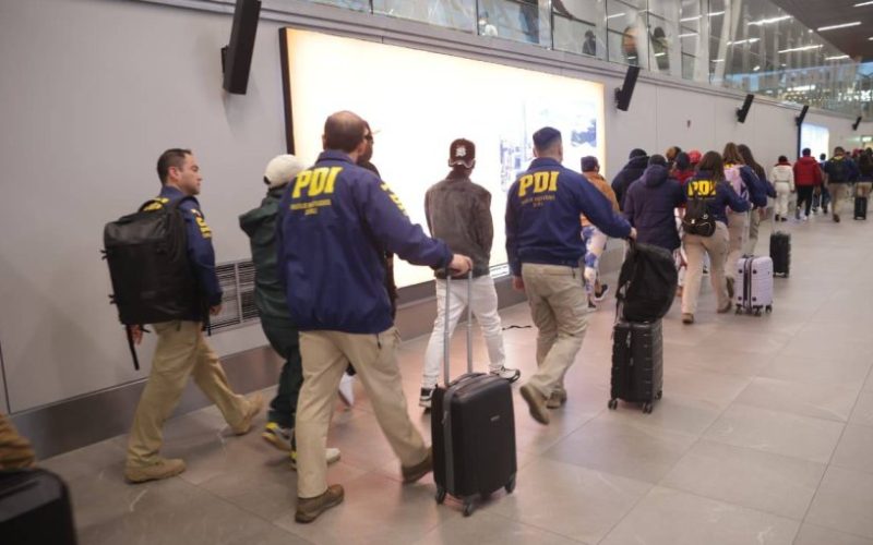 75 migrantes irregulares fueron expulsados a Perú, Colombia y República Dominicana por delitos de tráfico, robos y violación de menor
