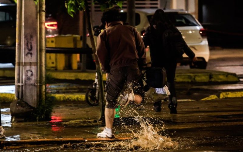 Suspenden clases en perímetro de seguridad de Las Condes tras inundaciones y en Requínoa luego de paso de tornado