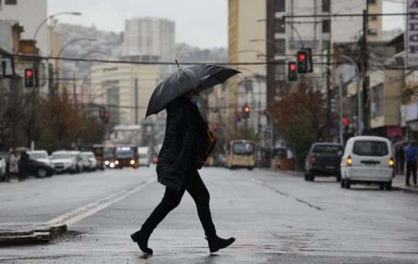 Derrumbe de una vivienda, diversas inundaciones y rutas cortadas marcaron el paso del temporal en la región de Valparaíso