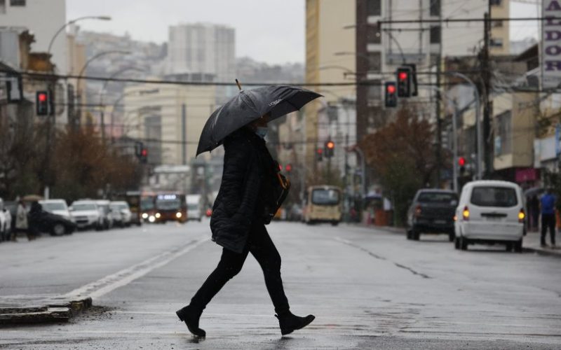 Derrumbe de una vivienda, diversas inundaciones y rutas cortadas marcaron el paso del temporal en la región de Valparaíso
