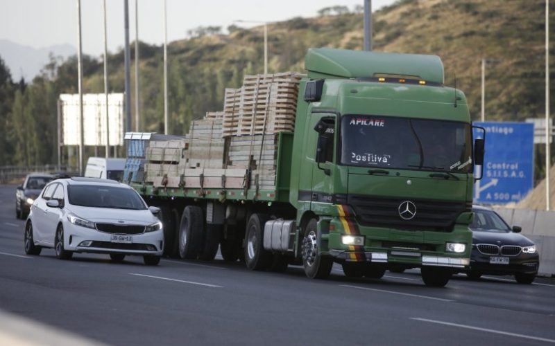 Gobierno anuncia garantía estatal de hasta 95% para créditos de transportistas ante alza del diésel