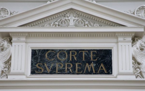 Corte Suprema remueve a cuatro jueces por viajar al extranjero mientras se encontraban haciendo uso de licencias médicas