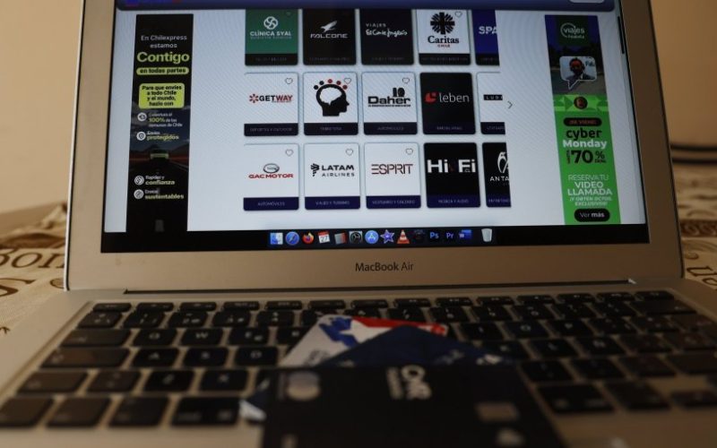 Sernac fiscaliza información que entregan las empresas sobre la garantía legal durante el CyberMonday
