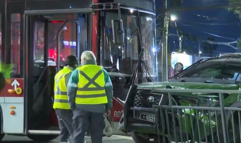 Colisión entre patrulla policial y bus RED deja a dos carabineros lesionados en Maipú