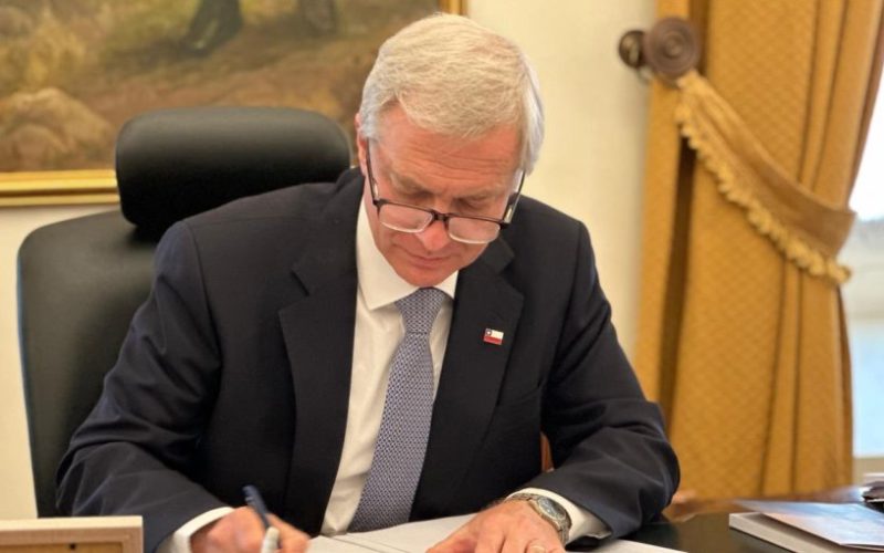 Presidente Kast firma la promulgación de la Ley de Reconstrucción: "Trae esperanza a las familias de Biobío, Ñuble y Valparaíso"
