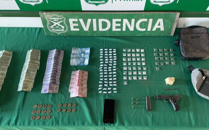 Prófugo de la justicia fue detenido en San Antonio con arma de fuego robada y más de 100 envoltorios de droga