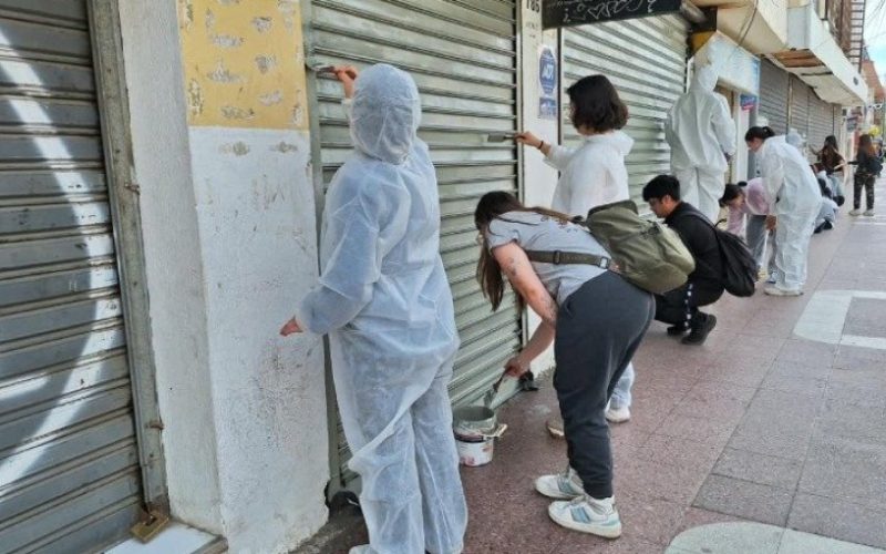 Cerca de 130 voluntarios se movilizaron para renovar fachadas y cortinas de locales en el centro de Villa Alemana