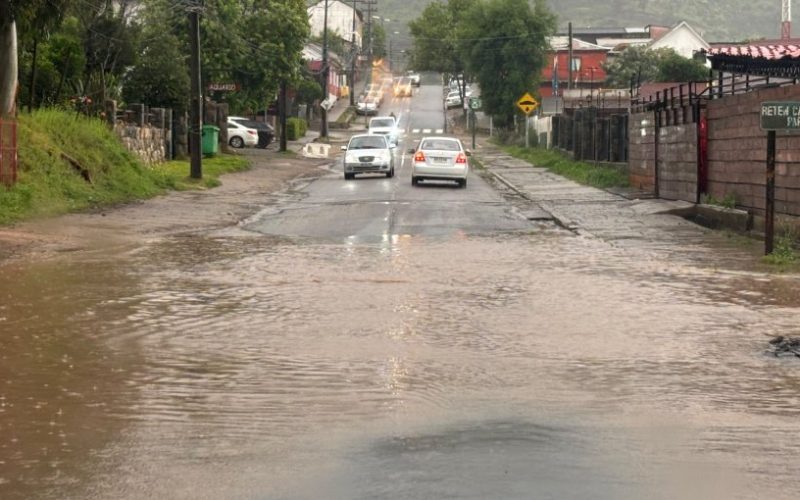Granizos sorprendieron a Papudo en medio del sistema frontal: cayeron 20,3 mm de agua