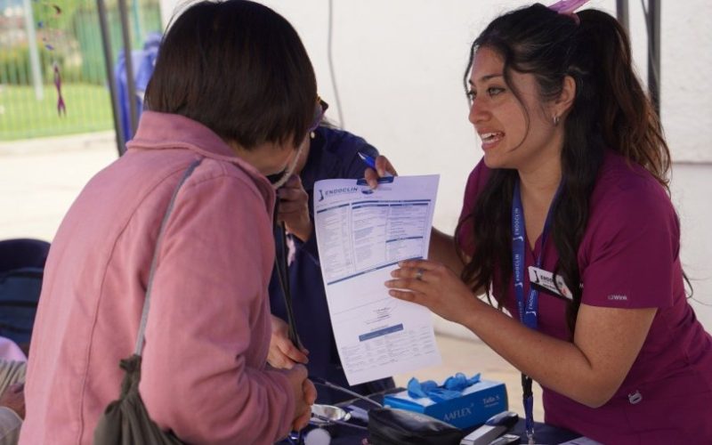 Villa Alemana realizó Feria Comunal Rosa con exámenes preventivos, vacunación y atención de salud para las mujeres