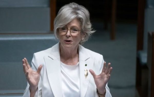 Parlamentaria australiana sufre la amputación de ambas piernas tras ser atropellada intencionalmente