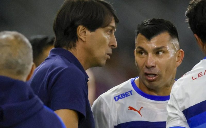 Entrenador de la UC reconoce que "pudo haber habido" un conflicto con Gary Medel