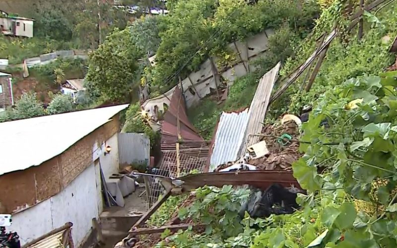 Daños totales y evaluación de otra vivienda tras colapso en Reñaca Alto por las lluvias