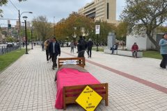 “Un año durmiendo”: con una cama frente al Congreso, organizaciones exigen al Senado votar la ley de defensores ambientales