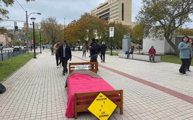 “Un año durmiendo”: con una cama frente al Congreso, organizaciones exigen al Senado votar la ley de defensores ambientales