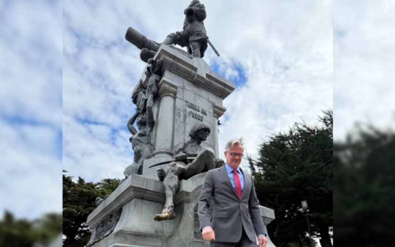 Embajador de Reino Unido visita Punta Arenas en medio de tensiones con Argentina por las Falkland/Malvinas