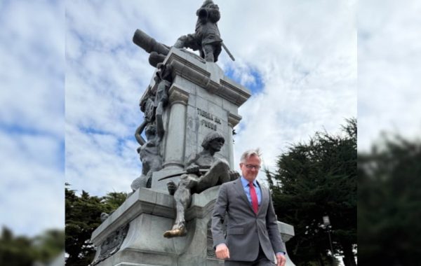 Embajador de Reino Unido visita Punta Arenas en medio de tensiones con Argentina por las Falkland/Malvinas
