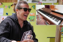 Leo Rey donó un piano a escuela rural de Colliguay, en Quilpué: "Para que tengan una ventana de ilusión y de expectativa"