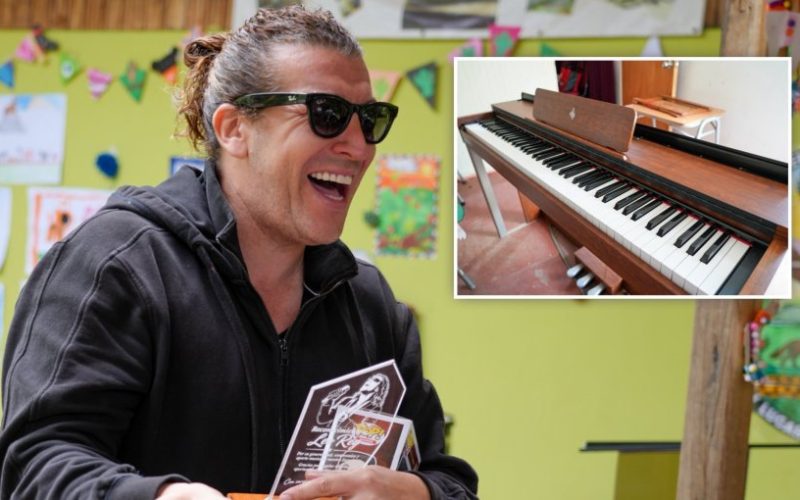 Leo Rey donó un piano a escuela rural de Colliguay, en Quilpué: "Para que tengan una ventana de ilusión y de expectativa"
