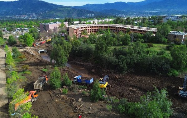 Autoridades llaman a evacuar zona de catástrofe de Las Condes a contar de las 13 horas de este lunes