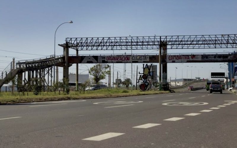 Informe alerta por falta de decretos alcaldicios para autorizar uso de pasarelas de la Av. España de Valparaíso para fines comerciales