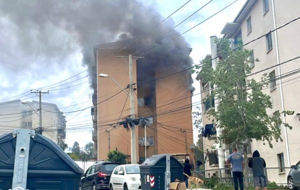 Incendio estructural afectó a departamento del cuarto piso de un edificio en Viña del Mar