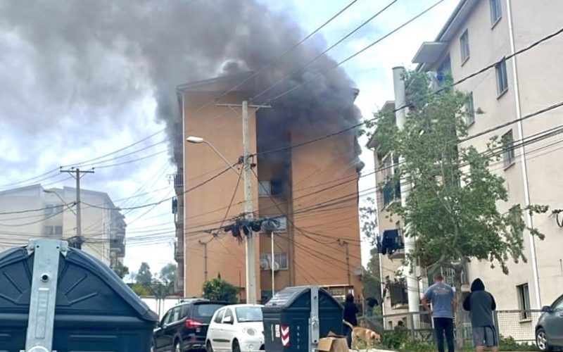 Incendio estructural afectó a departamento del cuarto piso de un edificio en Viña del Mar