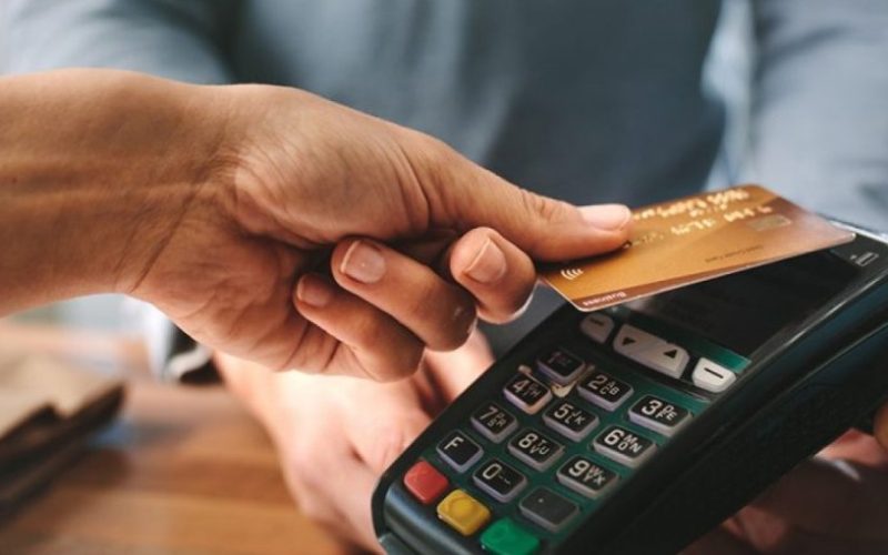 Detienen a acusado de estafar a comercios de la región Metropolitana mediante el cambio de máquinas de pago
