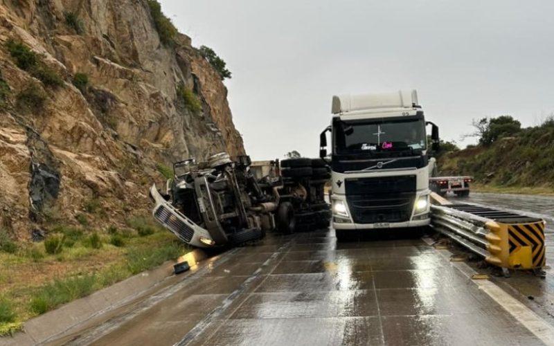 Camión de alto tonelaje volcó en el Camino La Pólvora en dirección al Puerto en Valparaíso